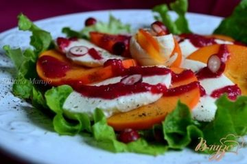 фото рецепта Капрезе с хурмой и клюквенным соусом