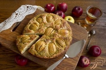 фото рецепта Ароматный яблочный пирог с пряностями и фисташками