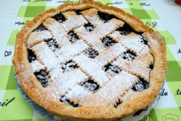 фото рецепта Песочный пирог с вишнями и черникой