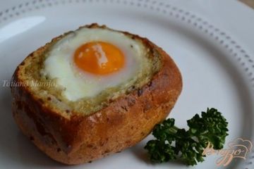 фото рецепта Булочка с сырной начинкой и яйцом
