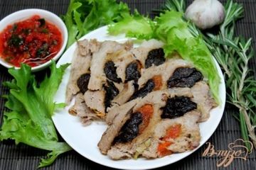 фото рецепта Свиной ошеек запеченный с курагой и черносливом