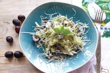 фото рецепта Салат с виноградом,сыром и чесноком