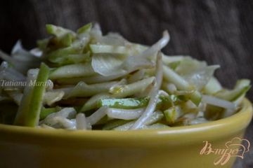 фото рецепта Салат с проростками  маша и яблоком