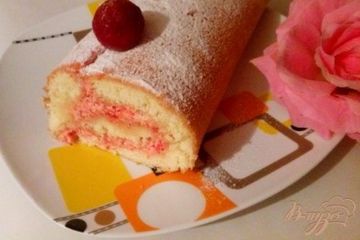 фото рецепта Бисквитный рулет с клубнично-масляным кремом