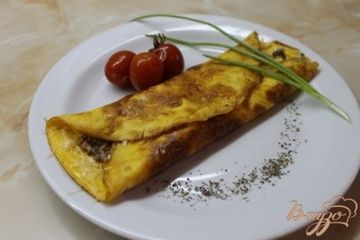 фото рецепта Куриный омлет с твердым сыром фаршированный грибами с луком