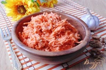 фото рецепта Салат морковный с орехами и чесноком