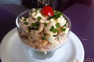 фото рецепта Салат с ветчиной, овощами и маринованным луком