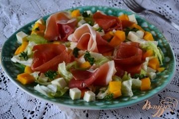фото рецепта Салат с манго , моцареллой и сухой ветчиной