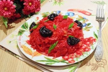 фото рецепта Тушеная капуста со свеклой и черносливом