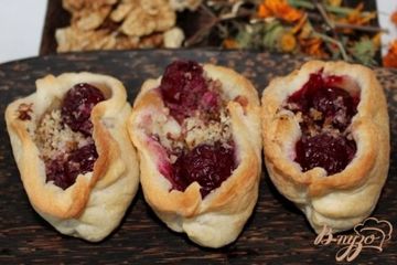 фото рецепта Слойки с грецким орехом и вишней
