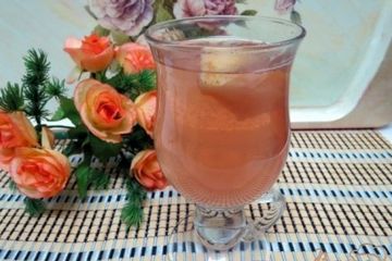 фото рецепта Компот из яблок и клубничного пюре