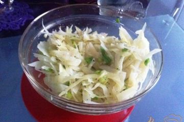 фото рецепта Салат из моченой капусты с зеленым луком