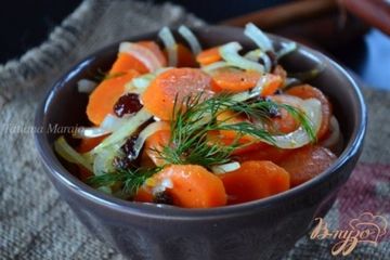 фото рецепта Салат из моркови с изюмом
