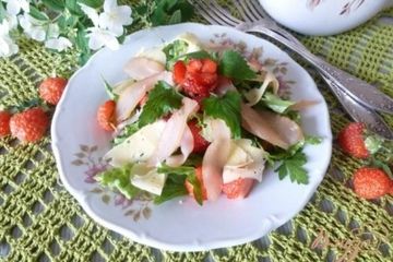 фото рецепта Салат из сырокопченого мяса и клубники