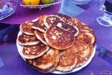 фото рецепта Оладьи с йогуртом и изюмом на завтрак