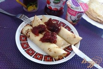 фото рецепта Налистники с творогом и джемом на завтрак