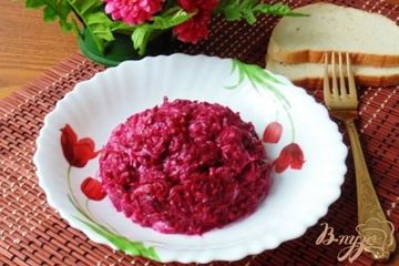 фото рецепта Салат из свеклы, соленых огурцов и сыра.