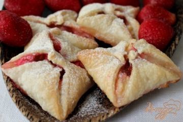 фото рецепта Слойки с творогом и клубникой
