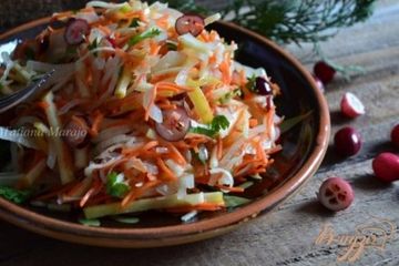 фото рецепта Овощной салат с яблоком и свежей клюквой