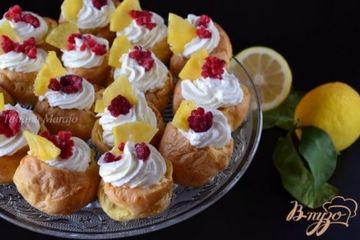 фото рецепта Заварные пирожные с лимонным кремом и фруктами