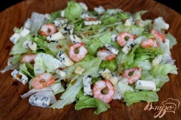 фото рецепта Салат с креветками и голубым сыром