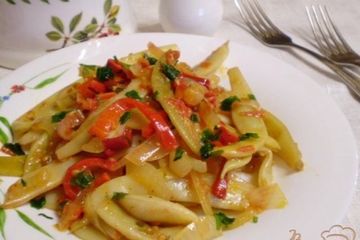 фото рецепта Стручковая фасоль с луком в томате