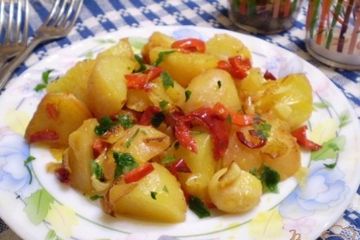 фото рецепта Картофель с чесноком и болгарским перцем
