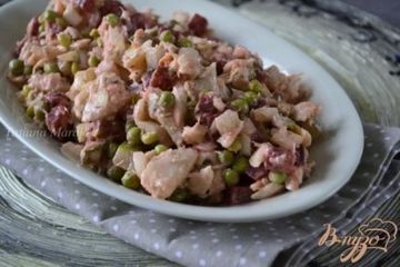 фото рецепта Рыбный салат со свеклой и зеленым горошком