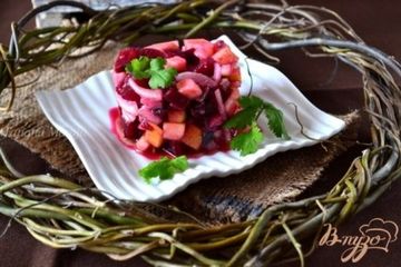 фото рецепта Салат со свеклой, яблоком и сельдью