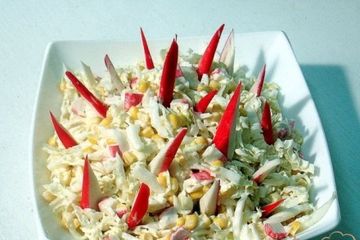 фото рецепта Салат из пекинской капусты и с крабовыми палочками и яблоком