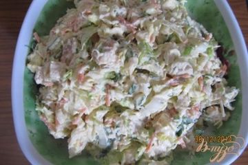 фото рецепта Салат с пекинской капустой и копченым колбасным сыром