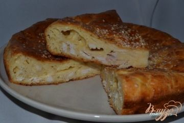 фото рецепта Пирог с сыром, куриным филе и кунжутом