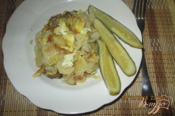 фото рецепта Жареная картошка с яйцом, луком и чесноком