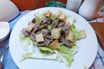 фото рецепта Салат из куриных сердечек с гренками