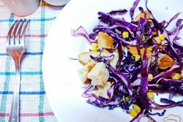 фото рецепта Салат из краснокачанной капусты с отварной кукурузой