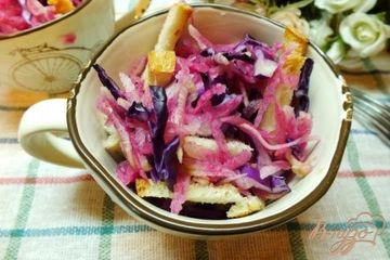 фото рецепта Салат из розового дайкона с гренками и лимонным соком