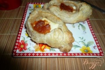 фото рецепта Плюшки слоеные с сыром и вареньем