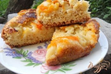 фото рецепта Пирог с консервироваными абрикосами в мультиварке