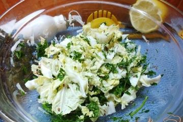 фото рецепта Салат овощной с изюмом и кунжутным маслом