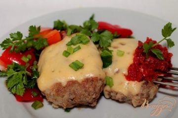 фото рецепта Говяжьи котлеты с овощами и сыром