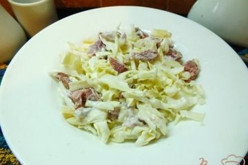 фото рецепта Салат с молодой капустой и кукурузой