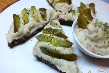 фото рецепта Паштет из сельди и картофеля с соленым огурцом