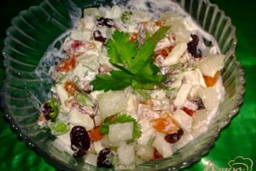 фото рецепта Салат из дайкона с сухофруктами