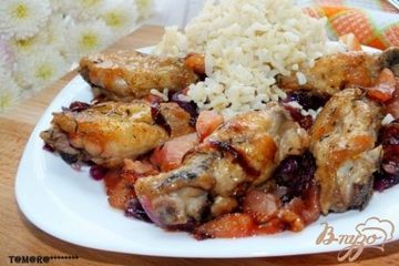 фото рецепта Куриные крылья с карамелизированными яблоками и луком