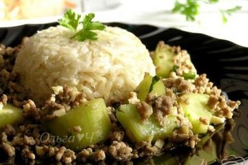 фото рецепта Свинина с огурцами и коричневым рисом