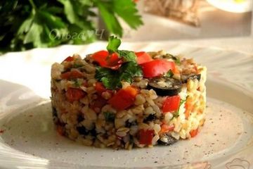 фото рецепта Салат из гречки с маслинами и сладким перцем