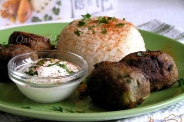 фото рецепта Кефте с йогуртовым соусом и рисом