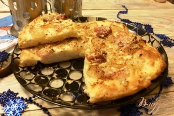 фото рецепта Пицца с копченой грудинкой и виноградом