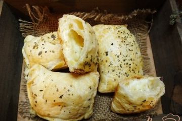 фото рецепта Слойки с брынзой и прованскими травами