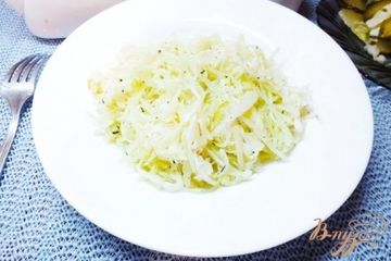 фото рецепта Зимний салат из кислой капусты и дайкона